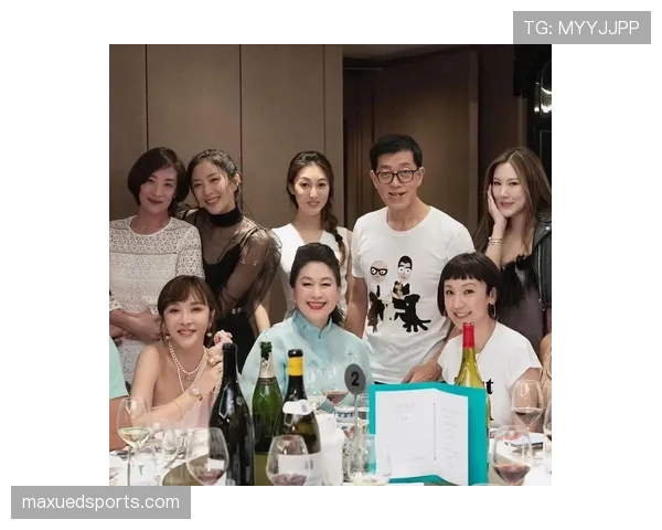 拉菲尼亚这波打扮，像是直接走出豪门派对的，小区大妈都看懵了！